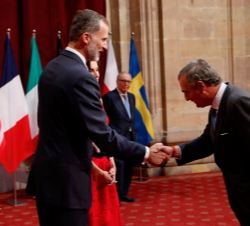 Sus Majestades los Reyes hacen entrega de la insignia de la Fundación l presidente del Patronato de Amref Salud África España, Álvaro Rengifo